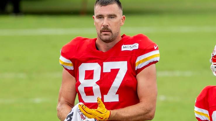 Travis Kelce delights young Swifties with game-day gift | Kansas City Star