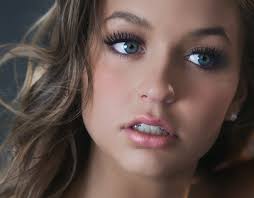 Madeline Goss Проекты :: Photos, videos, logos, illustrations and branding  :: Behance