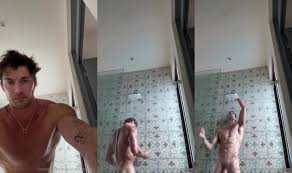 Christian Hogue nu sous la douche