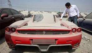 Memaparkan gelagat sekumpulan individu dan dua buah merce Lihat Apa Jadi Dengan Kereta Mewah Yang Di Tinggalkan Di Dubai Airport Oh Media