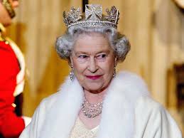 Přihlížela z buckinghamského paláce rozpadu britské koloniální říše i vstupu své země do evropských společenství. Britska Kralovna Alzbeta Ii Bojuje Za Modu Bez Zvireci Kozesiny Moda Cz