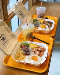 台北松山 偷口夏威夷餐盒toco plate lunch 民生社區新店吃ㄧ波 整家店很有夏威夷風太可愛了吧 餐盒配菜豐富很好吃唷