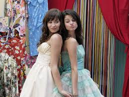 Demi lovato und selena gomez werden zum perfekten team, wenn es darum geht, eine prinzessin zu beschützen. Selena Gomez And Demi Lovato S Friendship Timeline