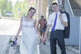 She truly spilled some bloody mary on her dress! 27 Awkward Wedding Photos That Are So Bad They Re Good Buzznick