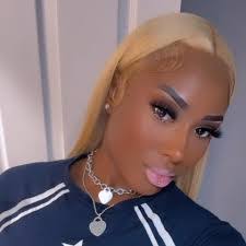 Shanta Roberson's Instagram, Twitter & Facebook