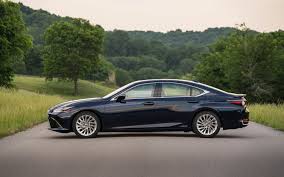 How does the lexus es compare to the toyota camry? Comparison Toyota Camry Hybrid Xle 2019 Vs Lexus Es 300h 2019 Suv Drive