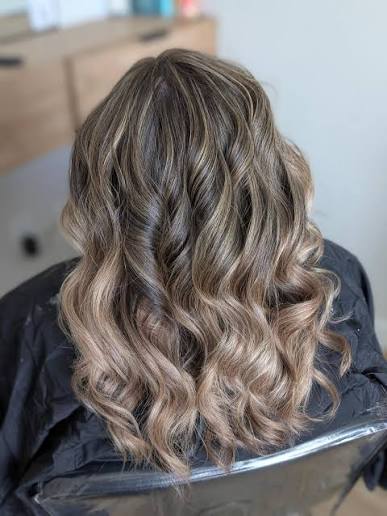 Rich, warm, and buttery—the Honey Blonde Balayage is a seamless blend of golden blonde, amber, caramel, and copper that creates a natural, sun-kissed look. 🍯💛 Find the blend that works for you