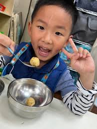 🐧企鵝班🍰 🅗🅐🅟🅟🅨 🅑🅘🅡🅣🅗🅓🅐🅨 🍰 本月慶生小點『🐠 辣騷魚蛋LA SAO MALA YU DAN 』  夜市常見的小吃，炸起來外層黃金酥脆，在經由濃郁中藥湯煮出Q彈魚蛋， 最後灑上小朋友最喜歡的海苔