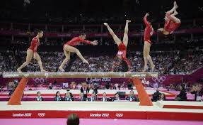 Final por aparelhos em salto, solo, cavalo com alças e barras assimétricas, das 5h às 7h40. Equipe Americana Leva Ouro Na Ginastica Artistica Feminina Ginastica Ginastica Artistica Jogos Olimpicos