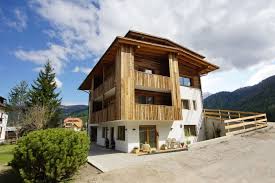 5 tipologie pensate per chi viaggia in coppia, per le famiglie con bambini e per chi desidera qualche comfort in più. Appartamenti Rungg San Vigilio Di Marebbe Plan De Corones