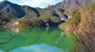 Una pianura tra i monti. Quel Verde Lago Tra I Monti Che Nasconde Un Paese Sommerso