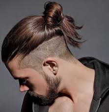 Pria dengan gaya rambut seperti ini memang banyak dijumpai, pria dengan perawakan dewasa, akan lebih senang tampil rapi dan terlihat wibawa, sehingga penataan rambut seperti ini banyak disukai dan mudah dijumpai di mana saja. Inspirasi Model Rambut Undercut 2021 Yang Wajib Lo Coba Gatsby Indonesia