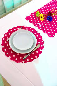Pembe Puantiyeli Runner Ve 2 Yuvarlak Amerikan Servis Set Amerikan Servisler Sonsuz Dekorasyon Nevresim Dekorasyon Fikirler