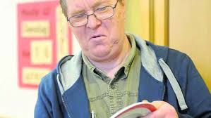 Geistig Behinderter kümmert sich mit viel Geduld um Demenzkranke