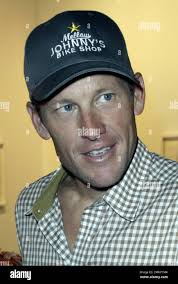 Cyclist Lance Armstrong of the United States walks through the chute with  security after finishing the New York City Marathon in New York, Sunday,  Nov. 5, 2006. (AP Photo/Kathy Willens Stock Photo -