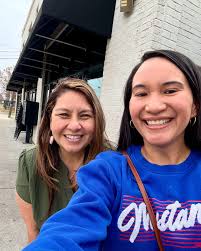 📸 Incredible lunch today with three powerhouse women, warming ourselves