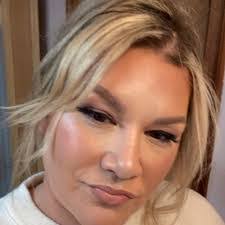 Kellie Hewitt's Instagram, Twitter & Facebook