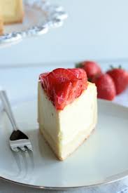 Leckerer saftiger erdbeerkuchen mit pudding creme und einem fluffigen biskuitboden. So Schmeckt Der Fruhling Erdbeer Kasekuchen