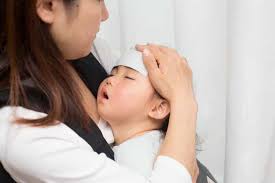 Apakah saat sakit, misalnya batuk, pilek atau demam, bayi tidak boleh diimunisasi? Efek Samping Imunisasi Dari Yang Wajar Sampai Serius