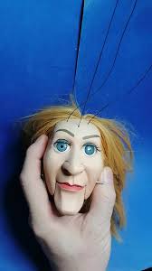 What is the mechanism of this stringed puppet?