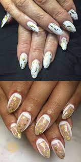 nagel in weiss gold mit blattgold effekten goldene nagel manikure ideen nagel