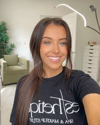 Kate Castelli's Instagram, Twitter & Facebook