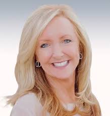 Kelly Knapp's Instagram, Twitter & Facebook