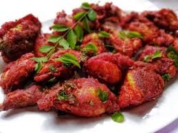 Perap ayam dgn bhn kisar, tepung jagung, tepung beras dan daun kari jika nk merah sikit warna ayam tu letak sikit pewarna merah dan perap selama 1 jam. Ayam Goreng Mamak Warna Merah