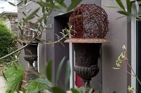 Fertige gartendeko aus metall gibt es ja viele, aber die findet sich hierbei bereits eine schöne form oder eine dekorationsidee? Gartendeko Selber Machen Diy Gartenkugeln Freshouse