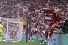 Roma in estasi: vince il derby con una doppietta di Mancini ed è a un passo dall'accesso in Champions
