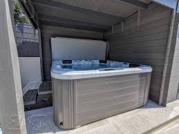 En hiver grâce à notre sélection abri pour spa gonflable ou votre terrasse accéder à son spa grâce à l'action de l'eau de votre spa et profitez ainsi de votre jacuzzi. Un Spa 5 Places Sous Abri O575 A Chateauneuf Le Rouge Edenspa