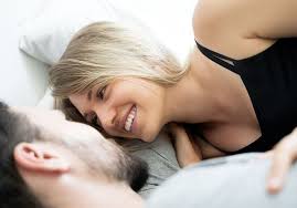 En amour, il n'existe pas de règles précises, et chaque couple vit sa relation comme il l'entend. Le Truc A Faire Absolument Apres Une Relation Sexuelle Elle