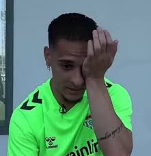 Painful 🤦‍♂️💔💔 Anthony broke down in tears while talking to SKY NEWS .  He revealed that as it stands , he can't go out , he has NO OTHER friend he  can