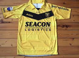 Inclusief volledig tenue bestaande uit shirt, short en kousen. Vvv Venlo Home Fussball Trikots 2012 2013 Sponsored By Seacon Logistics