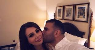 وقالت يارا نعوم، إنها من حقها أن تعبر عن رأيها فى زوجها رغم أنها لا تعلم الكثير عن الكرة، وتابعت: Ø¨Ù‚Ø¨Ù„Ø© Ø¹Ù„Ù‰ Ø§Ù„Ø®Ø¯ Ø¹Ù…Ø§Ø¯ Ù…ØªØ¹Ø¨ ÙŠÙ‡Ù†Ø¦ Ø²ÙˆØ¬ØªÙ‡ ÙŠØ§Ø±Ø§ Ù†Ø¹ÙˆÙ… ÙÙ‰ Ø¹ÙŠØ¯ Ù…ÙŠÙ„Ø§Ø¯Ù‡Ø§ Ø§Ù„ÙŠÙˆÙ… Ø§Ù„Ø³Ø§Ø¨Ø¹