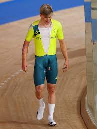 Australian cyclist's handlebars SNAP mid-race and he faceplants track in  bizarre moment inside velodrome | talkSPORT