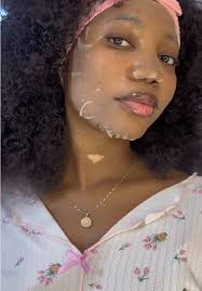 Chica, tu rutina nocturna: relajación y cuidado