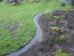 Rasenkantensteine Leicht Und Einfach Verlegen Pflanzbeete Anlegen Mit Rasenkentensteinen Rasenkantenstein Anlegen Rasenkante Setzen Rasen Mahkante Setzen My Gardentime Rasenkanten Rasenkantensteine Und Gerateschrank Garten