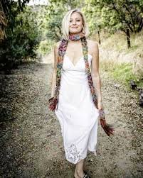 The couple shared a picture of themselves with znarok holding up a beautiful diamond ring on their respective instagram accounts. Top 10 Facts About Celebrities Trending Information By Height Zone