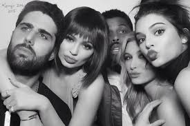 Black And White Photo Booth Kardashians Pin Oleh Glea Hemley Di The Kardashians