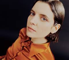 Anna Carol: "Sentimenti appiccicati addosso e lontano"