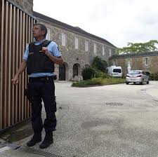 Certains avancent qu'emmanuel abayisenga se serait rendu en france afin d'espionner, pour le compte de son gouvernement, les réfugiés opposés au régime en place. Synq551h5tjysm
