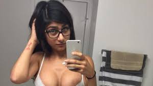 Seine Frau hat eine großbusige sehr sehnsüchtige arabische Frau