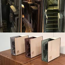 Les Serre Livres En Bois De Monde Imitent Les Ruelles Etroites De Tokyo Eclairees La Nuit Serre Livres Bricolage Maison Deco Bibliotheque