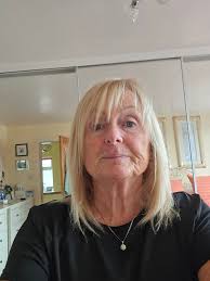 Could yall edit the background to something cool :) thanks in advance.