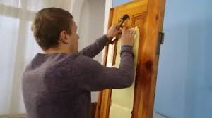 Yıpranmış boyası dökülmüş kapıları yenilemeyi anlatıyoruz. Kirik Kapi Tamiri Nasil Yapilir Resimli Kizlarsoruyor