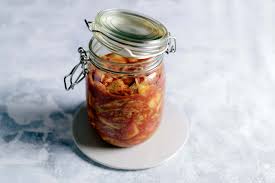 Making kimchi was historically a way for people to preserve vegetables for the long harsh korean winter, before the advent of modern refrigeration. Feinkoch Koreanisches Kimchi