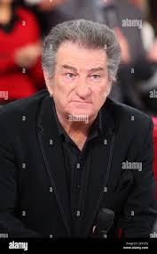 Eddy Mitchell lors de l'enregistrement de l'emission Vivement Dimanche a  Paris, France, le 12 decembre 2007. Photo Max Colin/ABACAPRESS.COM Stock  Photo