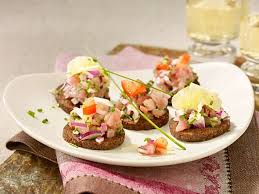 Thunfisch Tatar Auf Pumpernickel Mit Limettensalsa Rezept Lecker Rezept Thunfisch Tatar Rezepte Happchen