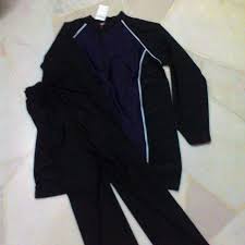 Sesuai namanya, baju renang muslimah umumnya memiliki potongan tertutup dan tak terlalu ketat, sehingga bisa digunakan oleh bunda yang berhijab. Pin Di Baju Renang Malaysia